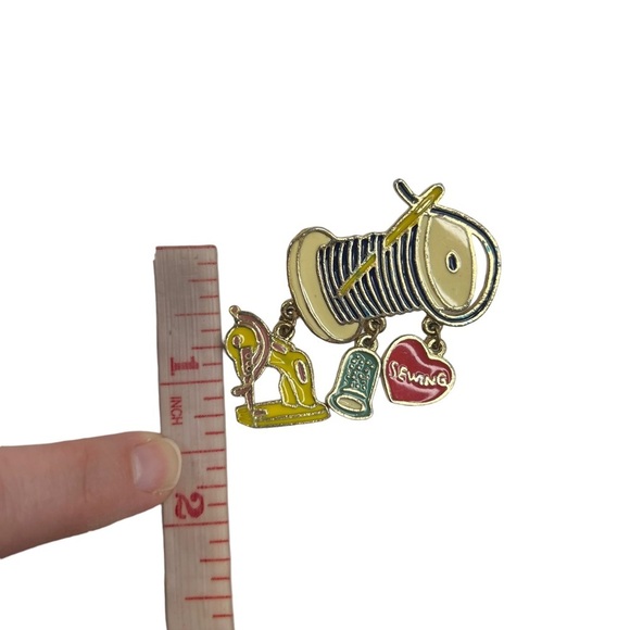 Vintage DM Sewing Seamstress Crafter Dangle Charm Brooch - Picture 10 of 10